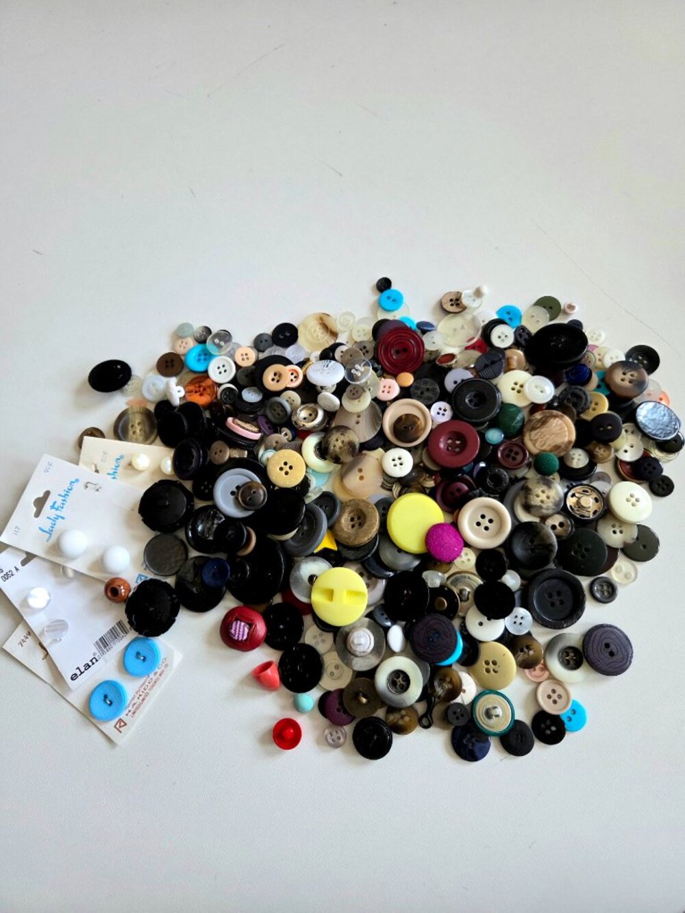 Lot of vintage buttons various sizes and colors. - Picture 4 of 7